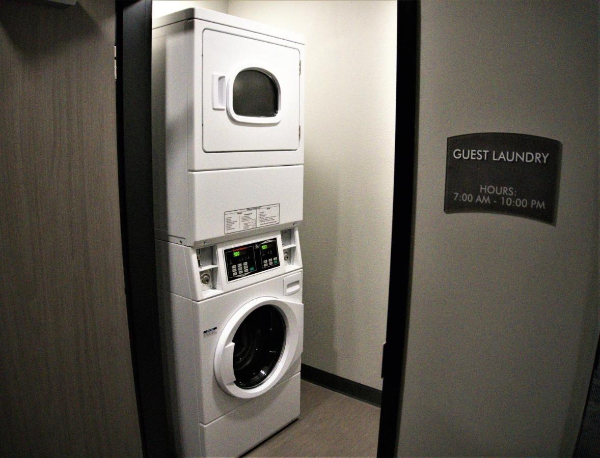 Brookstone Inn & Suites Fort Dodge Buitenkant foto