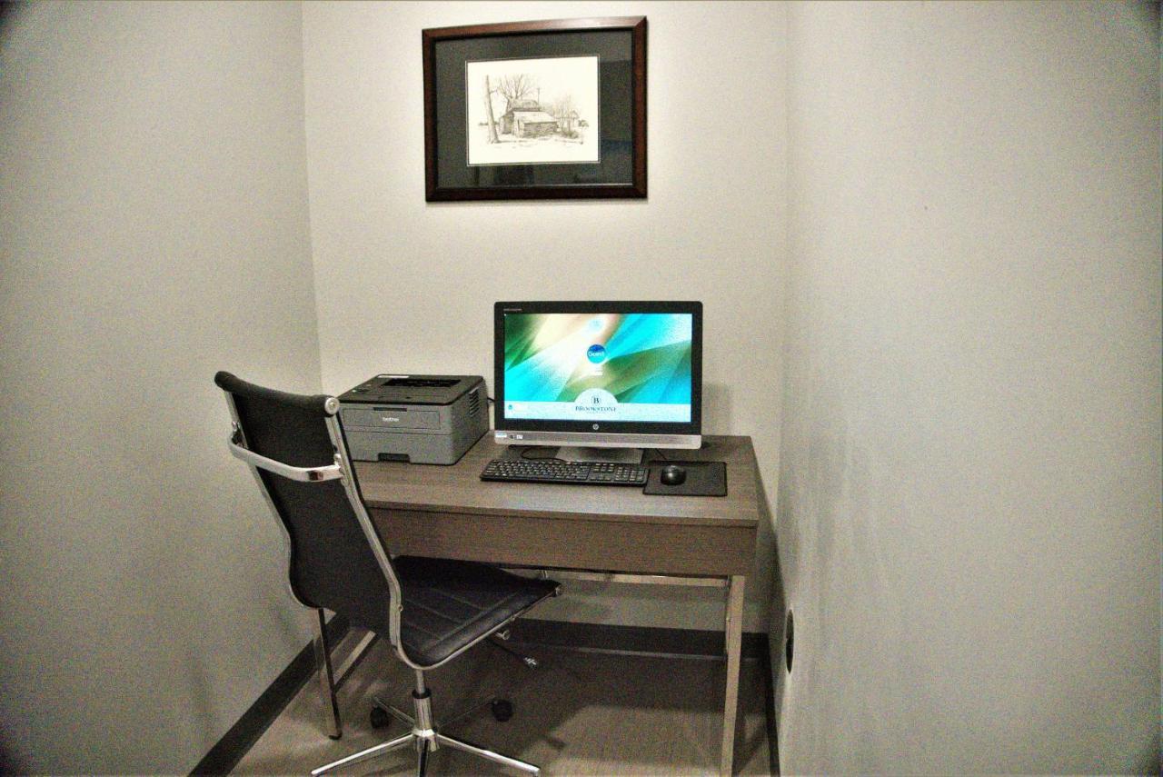 Brookstone Inn & Suites Fort Dodge Buitenkant foto