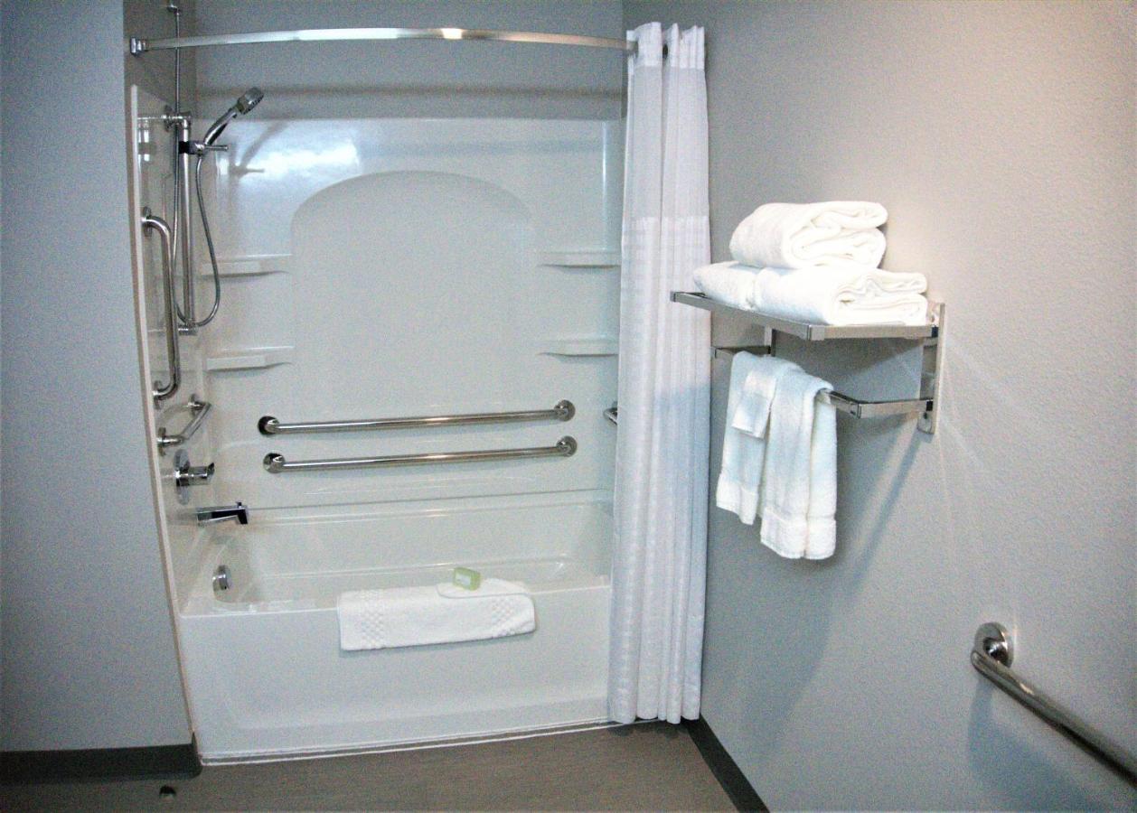 Brookstone Inn & Suites Fort Dodge Buitenkant foto