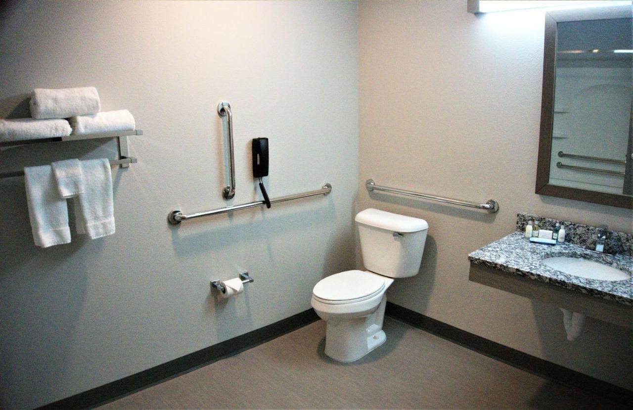 Brookstone Inn & Suites Fort Dodge Buitenkant foto