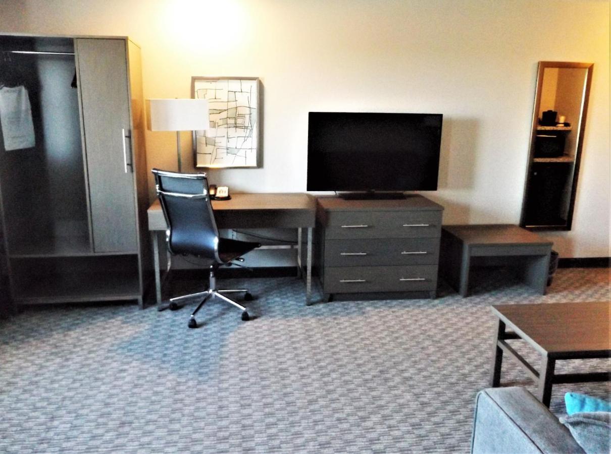 Brookstone Inn & Suites Fort Dodge Buitenkant foto