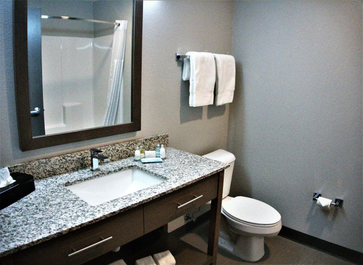 Brookstone Inn & Suites Fort Dodge Buitenkant foto